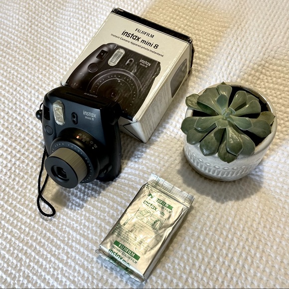 FUJIFILM Instax mini 8 polaroid camera - Picture 1 of 6